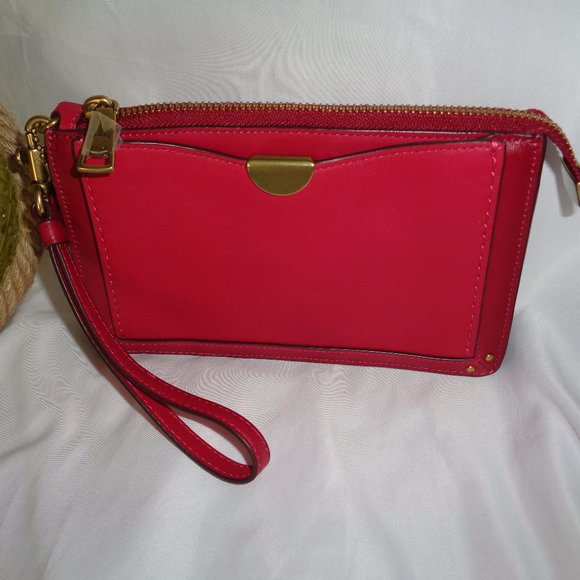 dreamer wristlet in signature canvas